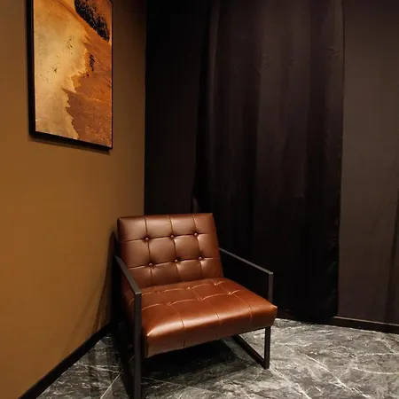 Dark Luxe Avec Ecran Geant De Cinema Et Jacuzzi Clary