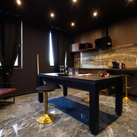 Dark Luxe Avec Ecran Geant De Cinema Et Jacuzzi Holiday home Clary