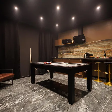 Dark Luxe Avec Ecran Geant De Cinema Et Jacuzzi Clary