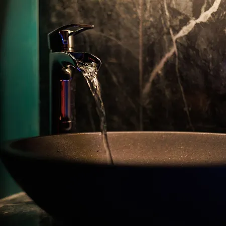Dark Luxe Avec Ecran Geant De Cinema Et Jacuzzi