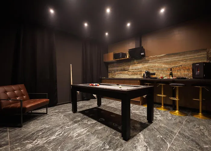 Dark Luxe Avec Ecran Geant De Cinema Et Jacuzzi Clary