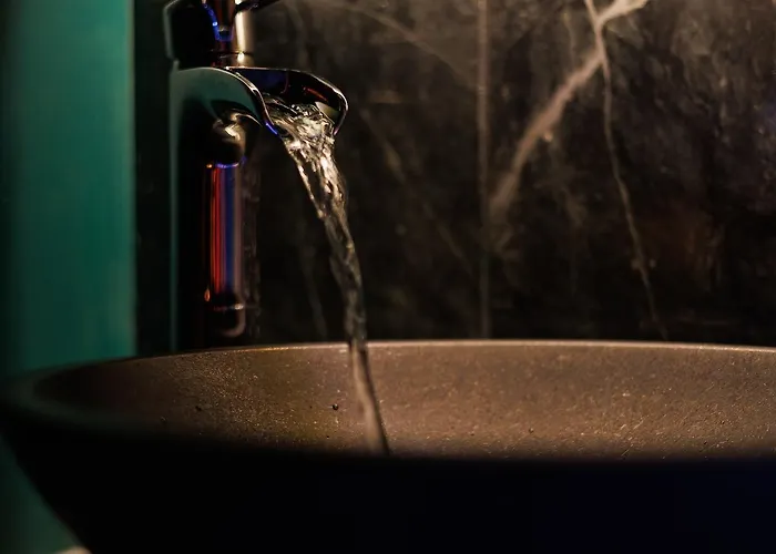 Dark Luxe Avec Ecran Geant De Cinema Et Jacuzzi